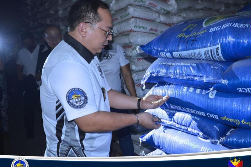 BOC, DA nagsagawa ng inspeksyon sa mga bodega sa Bulacan na nag-iimbak ng pinaghihinalaang smuggled na bigas
