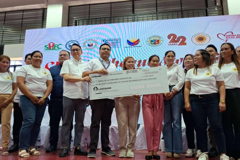 Over 360 Iloilo families get P50M housing aid from SHFC, DHSUD
